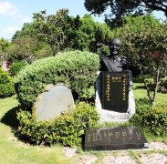 黎焕颐纪念碑：诗魂永驻，，岁月铭刻